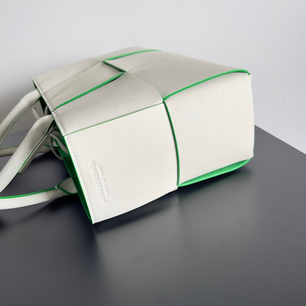 bo*te*ga Ve*ne*ta small arco tote bag