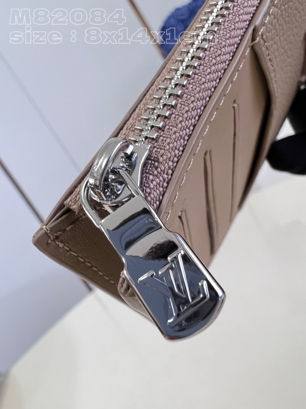 l0*is V*t0n coin card holder