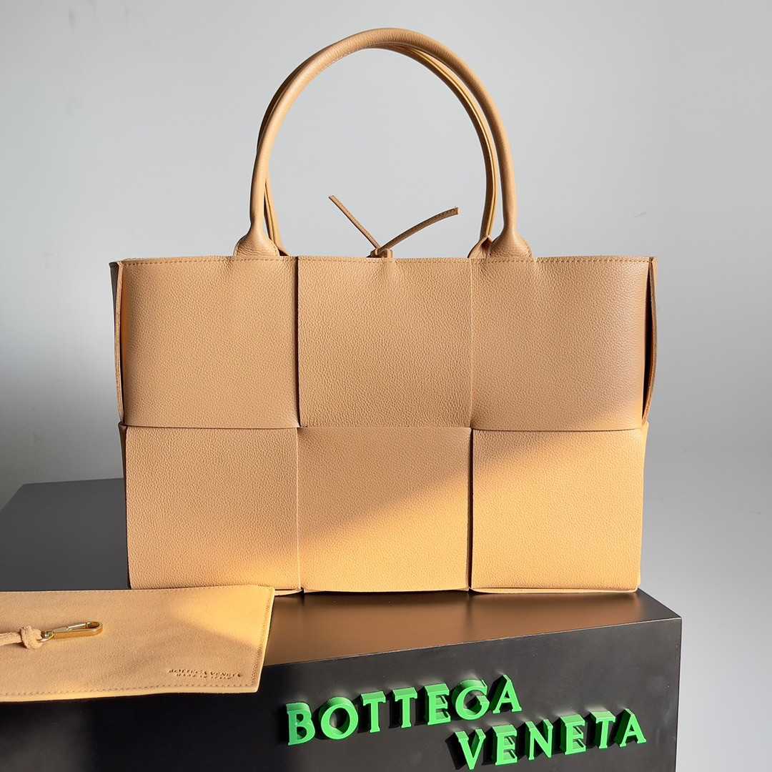 bo*te*ga Ve*ne*ta arco medium tote